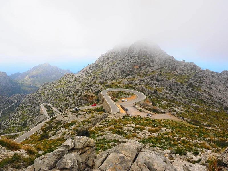 Comment prendre un virage serré en voiture ou à moto ?