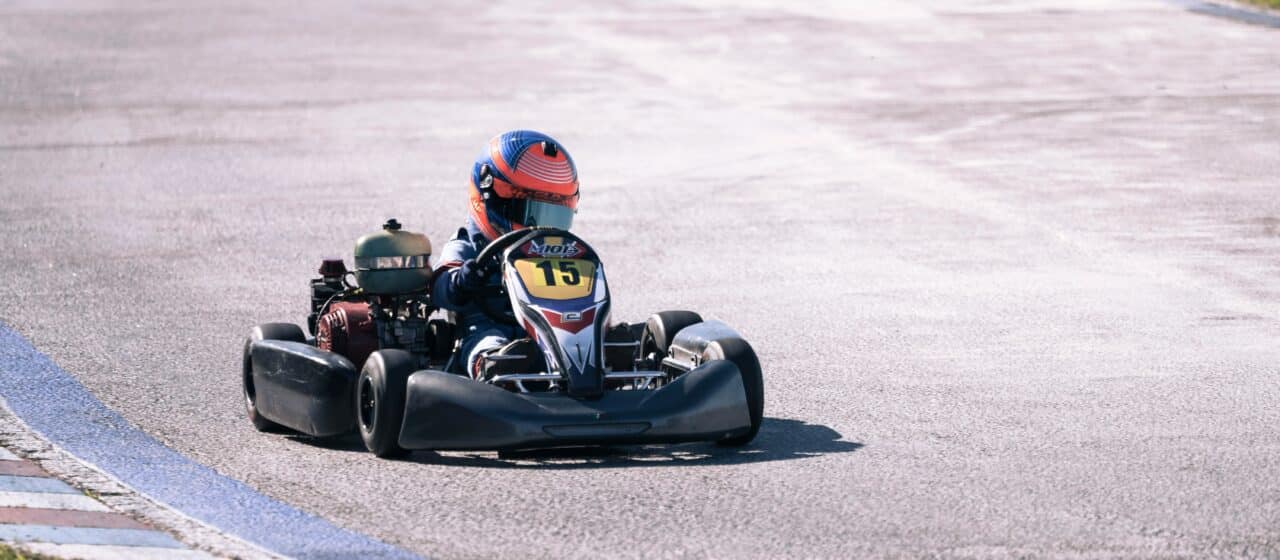 faites la course sur des pistes de karting à grande vitesse et vivez des sensations fortes avec le karting, un sport mécanique passionnant pour tous les amateurs de vitesse.