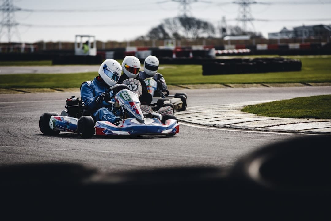 découvrez l'excitation du karting ! vivez des moments palpitants sur des pistes adaptées à tous les niveaux. que vous soyez débutant ou pilote expérimenté, le karting est une activité de loisirs idéale pour s'amuser entre amis ou en famille. réservez votre course dès maintenant !