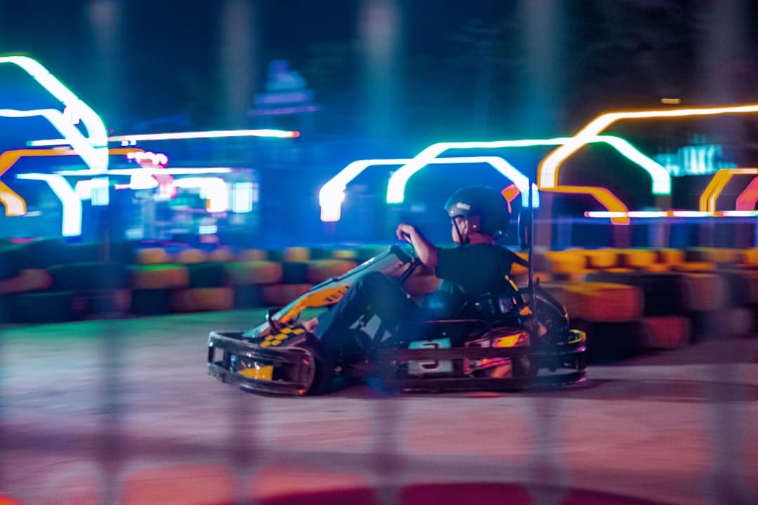 découvrez l'excitation du karting électrique ! vivez des sensations uniques sur piste avec des karts écologiques et performants. parfait pour les amateurs de vitesse et d'adrénaline, le karting électrique offre une expérience de course inoubliable adaptée à tous les niveaux.