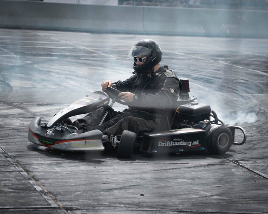 découvrez l'adrénaline du karting ! que vous soyez débutant ou pilote chevronné, nos pistes et karts de haute performance vous garantissent des sensations fortes et des moments inoubliables. rejoignez-nous pour vivre une expérience de course unique entre amis ou en famille.