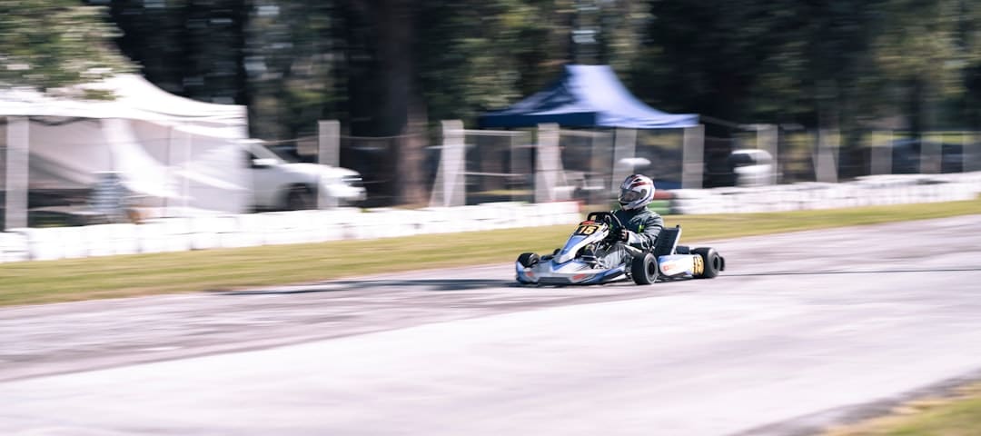 découvrez l'univers palpitant du karting, où vitesse et adrénaline se rencontrent sur la piste. que vous soyez débutant ou pilote expérimenté, vivez des compétitions excitantes et des moments inoubliables dans un cadre convivial. préparez-vous à ressentir l'adrénaline et à défier vos amis sur des circuits variés et adaptés à tous les niveaux !